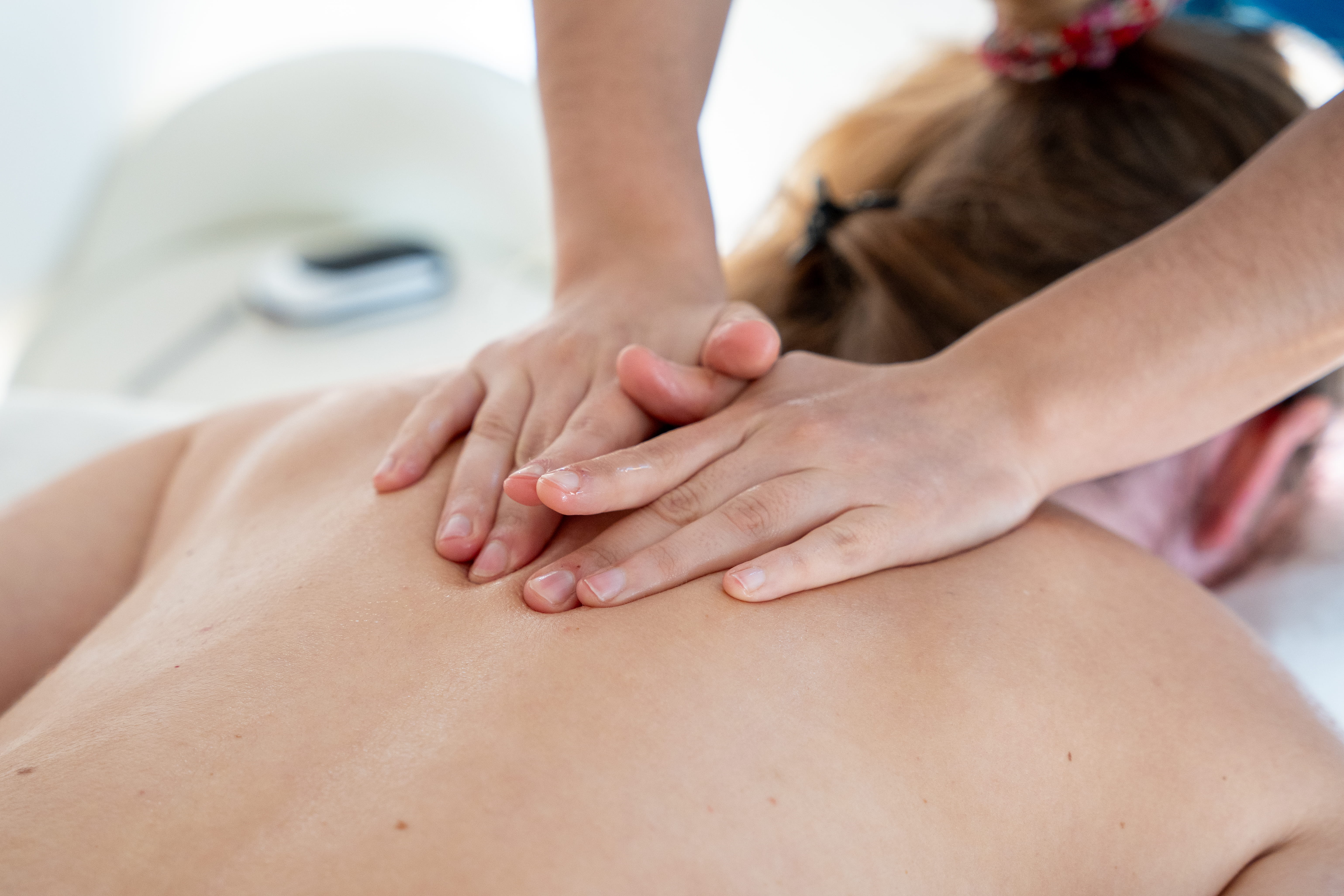 Mains de Belén en plein soin de massage bien-être